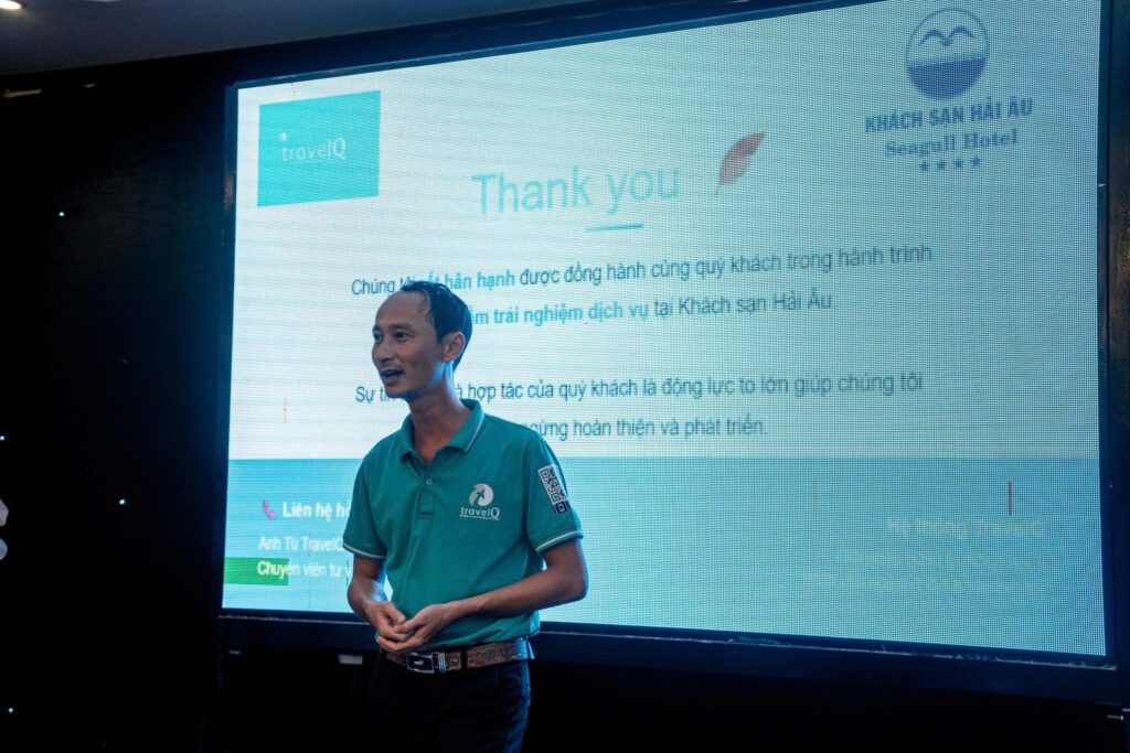 Hình ảnh nhân viên đang triển khai dự án Travel Restaurant tại Khách sạn Hải Âu