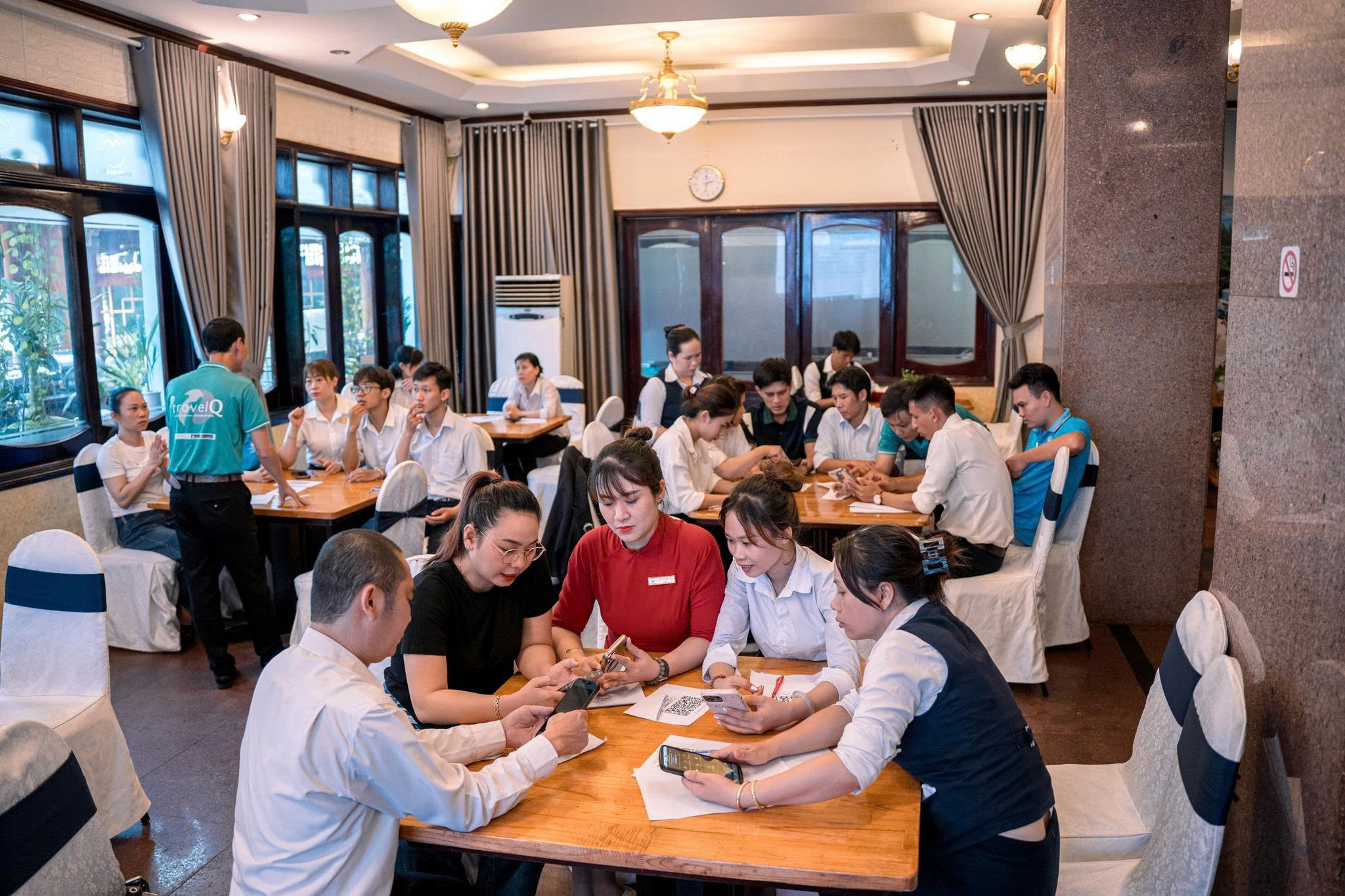 Buổi họp khách hàng diễn ra trong không gian chuyên nghiệp, thân thiện